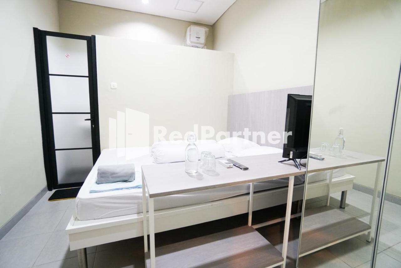 Tomang Gelong Guest House Syariah Mitra Reddoorz جاكرتا المظهر الخارجي الصورة