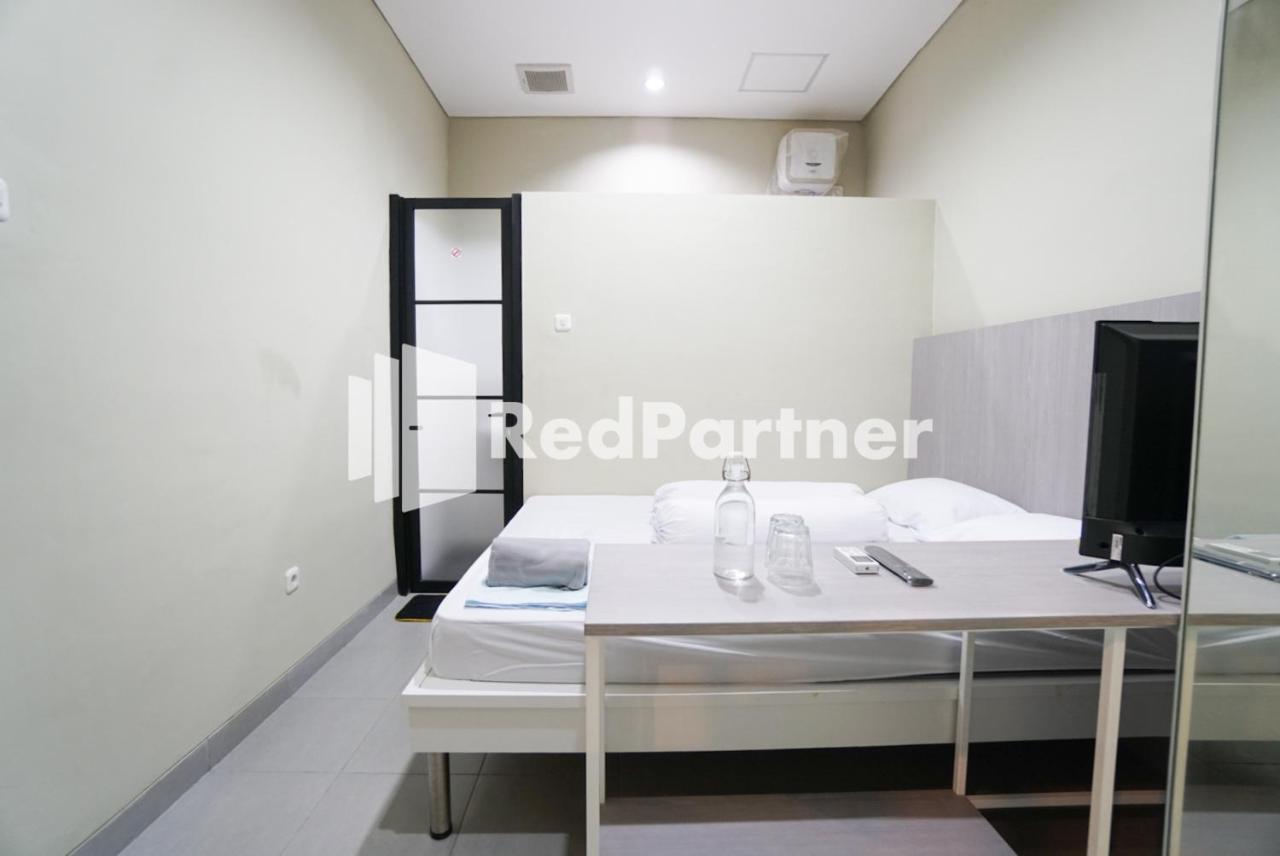 Tomang Gelong Guest House Syariah Mitra Reddoorz جاكرتا المظهر الخارجي الصورة