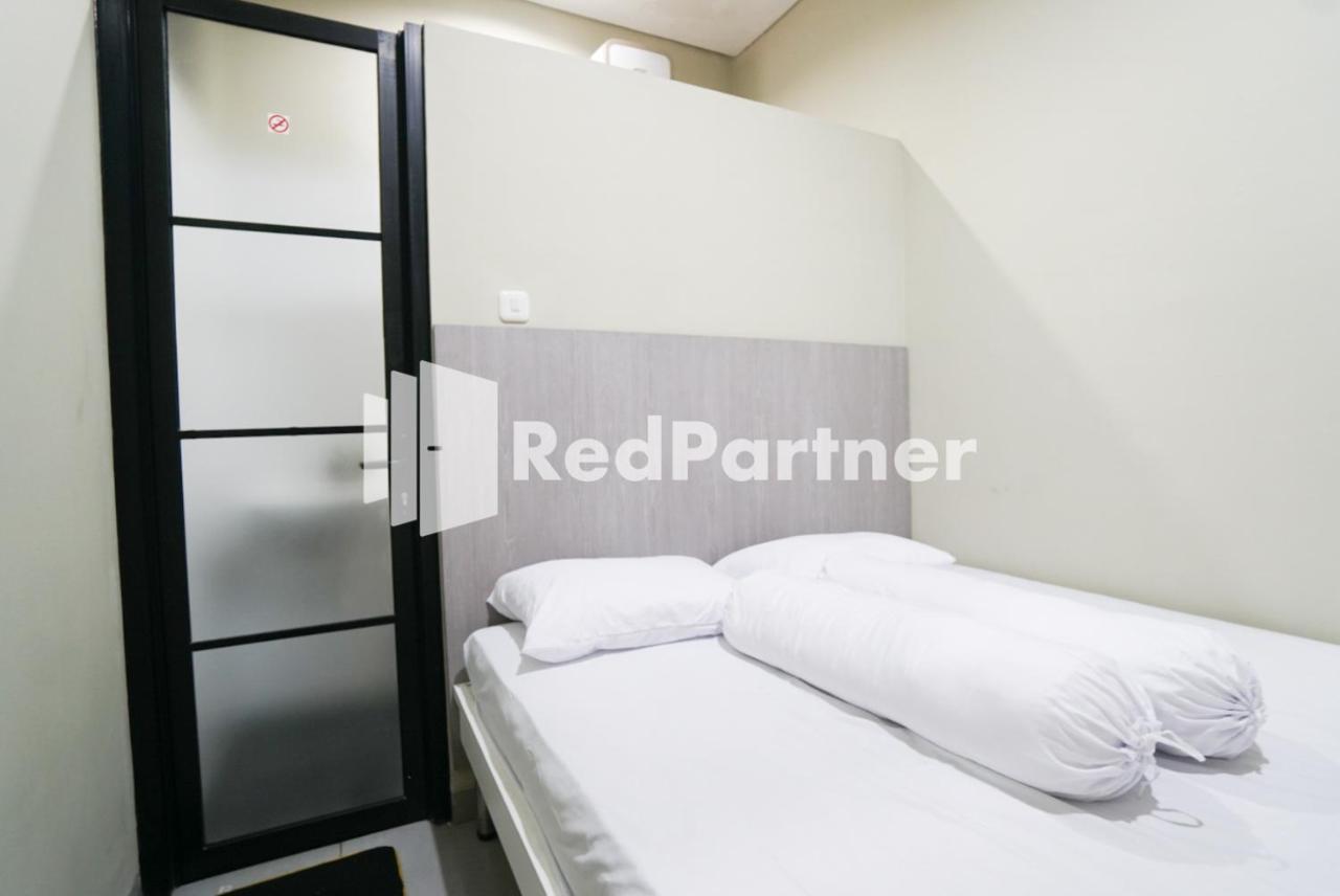 Tomang Gelong Guest House Syariah Mitra Reddoorz جاكرتا المظهر الخارجي الصورة