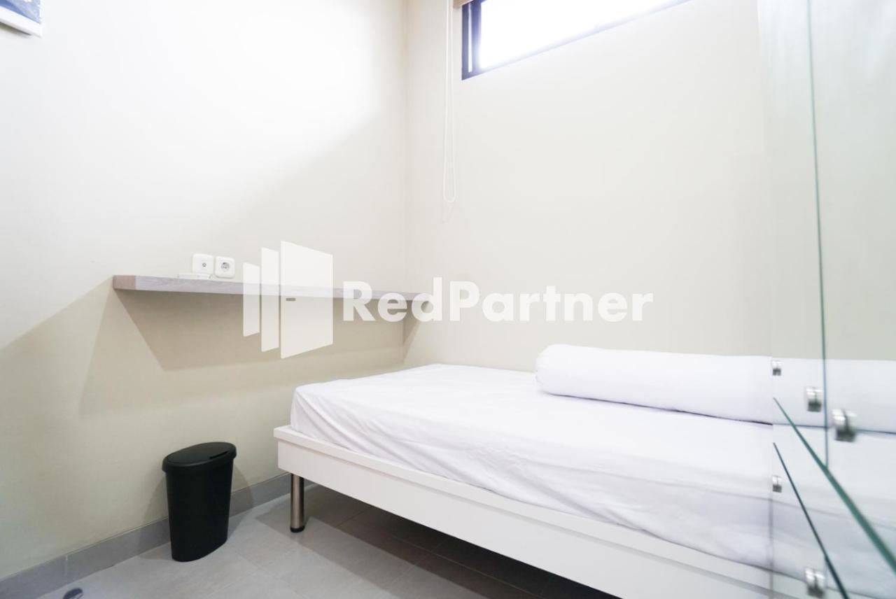 Tomang Gelong Guest House Syariah Mitra Reddoorz جاكرتا المظهر الخارجي الصورة