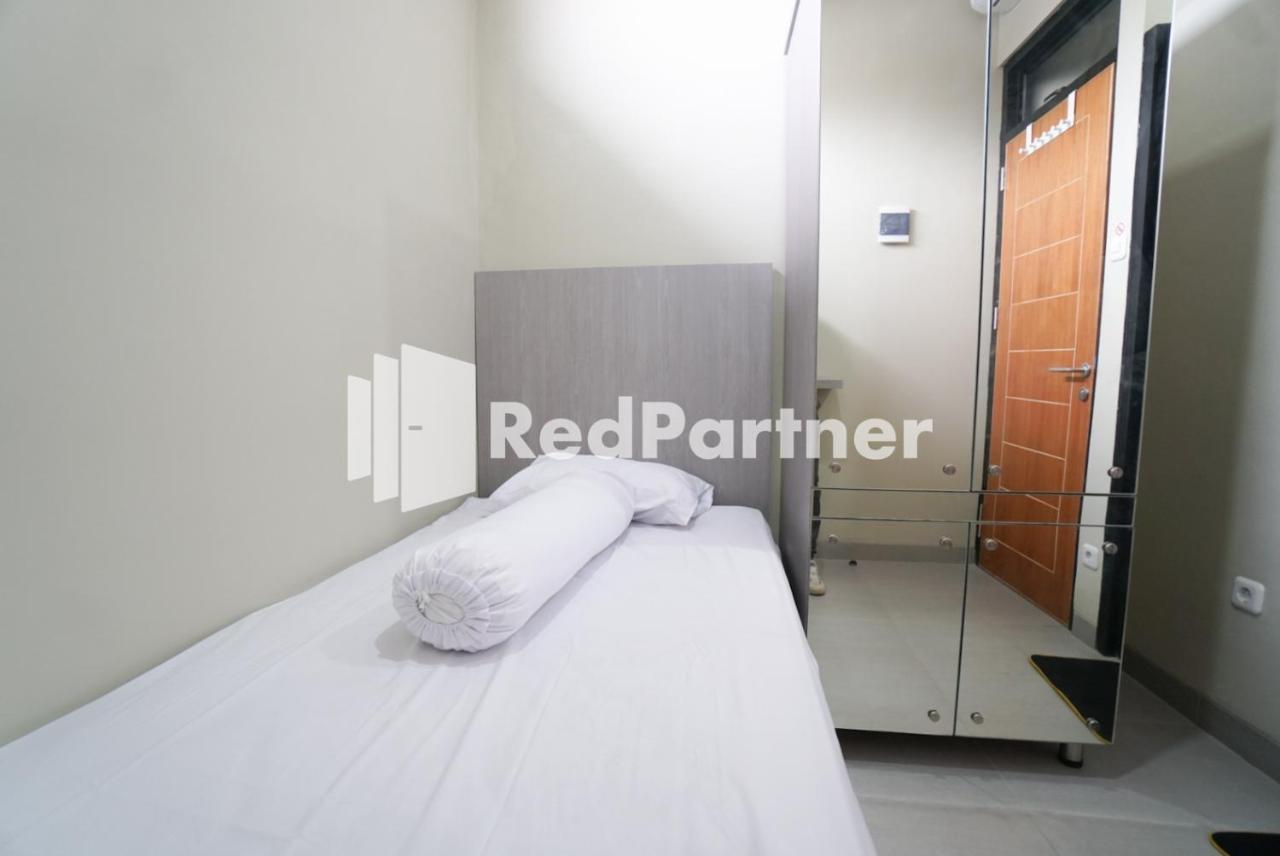 Tomang Gelong Guest House Syariah Mitra Reddoorz جاكرتا المظهر الخارجي الصورة