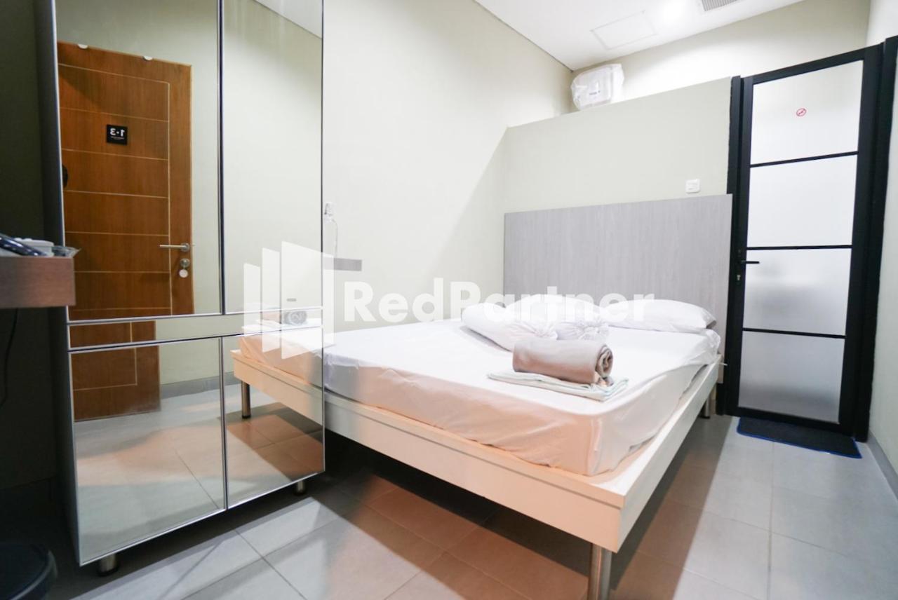 Tomang Gelong Guest House Syariah Mitra Reddoorz جاكرتا المظهر الخارجي الصورة