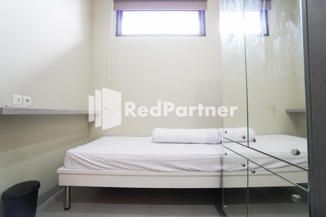 Tomang Gelong Guest House Syariah Mitra Reddoorz جاكرتا المظهر الخارجي الصورة