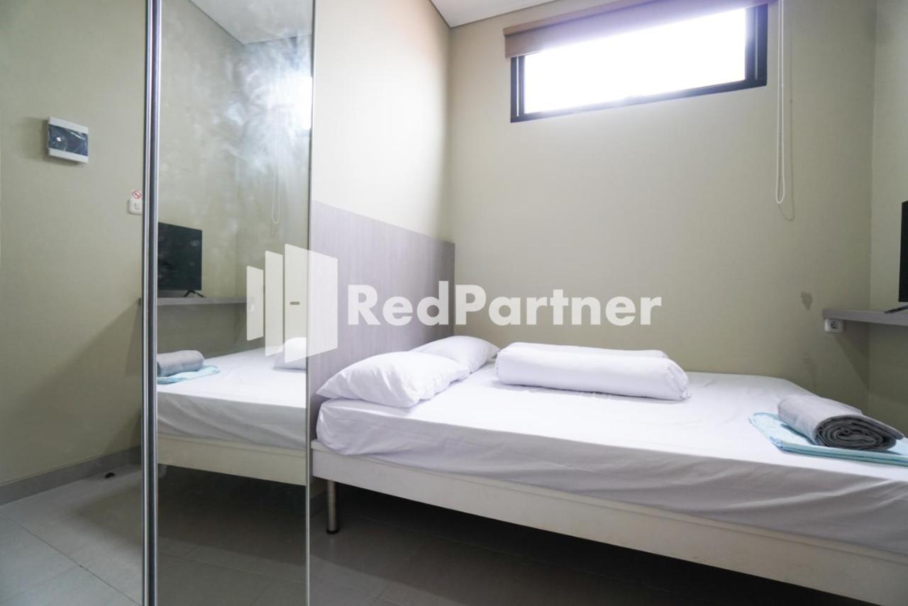 Tomang Gelong Guest House Syariah Mitra Reddoorz جاكرتا المظهر الخارجي الصورة