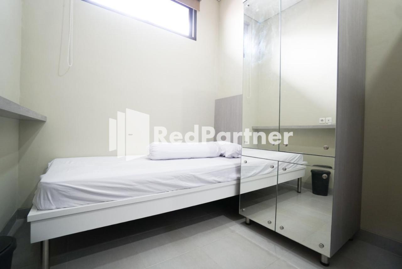 Tomang Gelong Guest House Syariah Mitra Reddoorz جاكرتا المظهر الخارجي الصورة